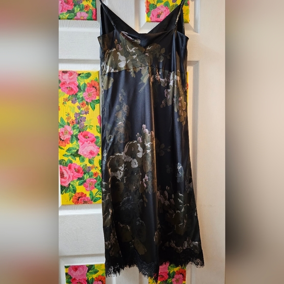 GOLD HAWK FLORAL-PRINT LACE DETAIL SILK DRESS - Picture 2 of 7